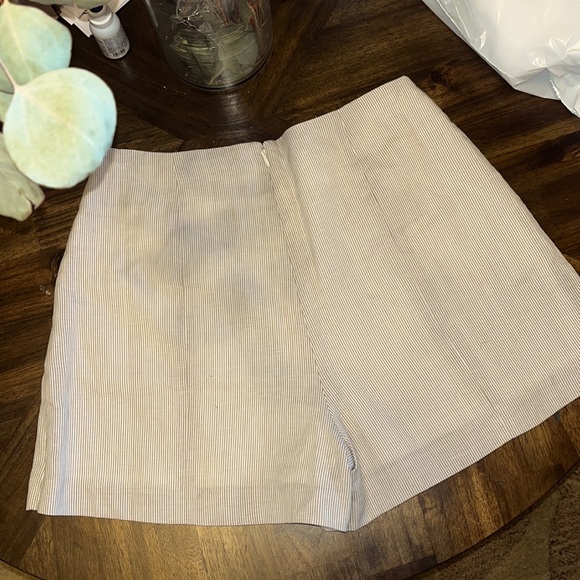 BCBGMAXAZARIA pale and white striped khaki shorts in size small - Picture 2 of 5